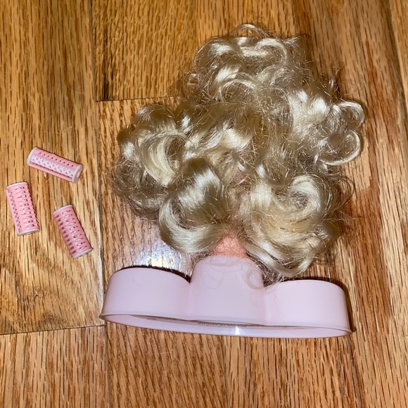 American Girl Julie Styling Head - Picture 2 of 2
